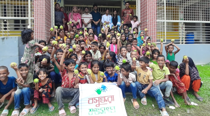 গলাচিপায় বসুন্ধরা শুভসংঘের উদ্যোগে আবাসনের শিশুদের নিয়ে ফল উৎসব